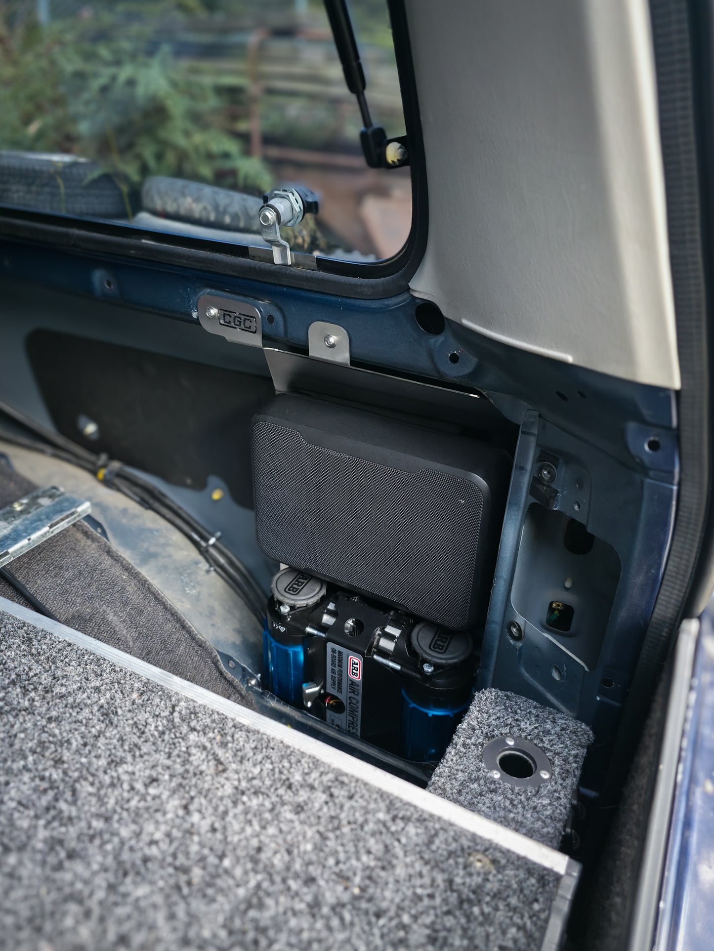 Universal rear quarter mounting bracket for Toyota 80 Series LandCruiser. Designed for ARB single or twin air compressors and slimline subwoofer.