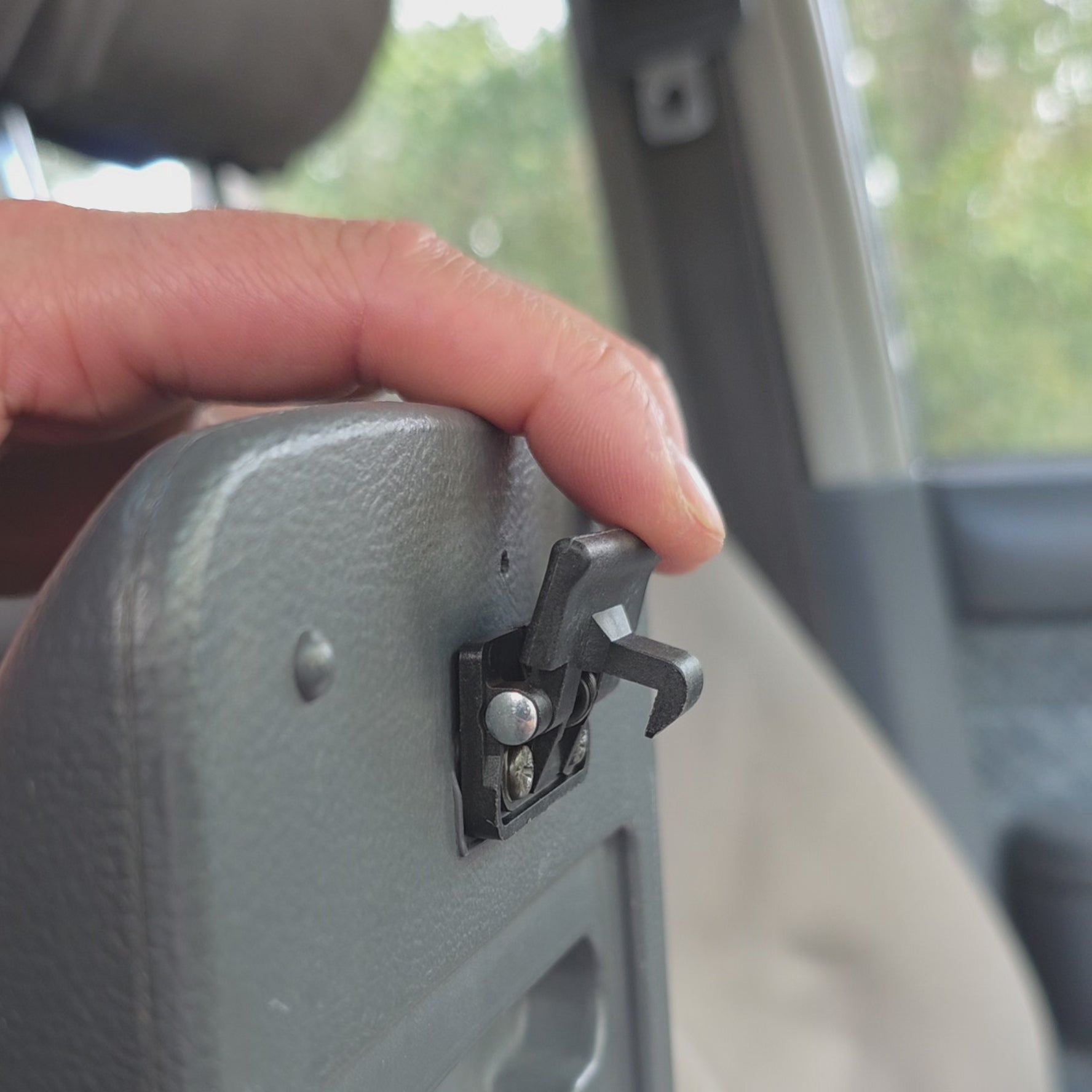 Replacement center console latches to suit a wide array of Toyota vehicles including landcruiser prado 80 series 70 series 100 series hilux