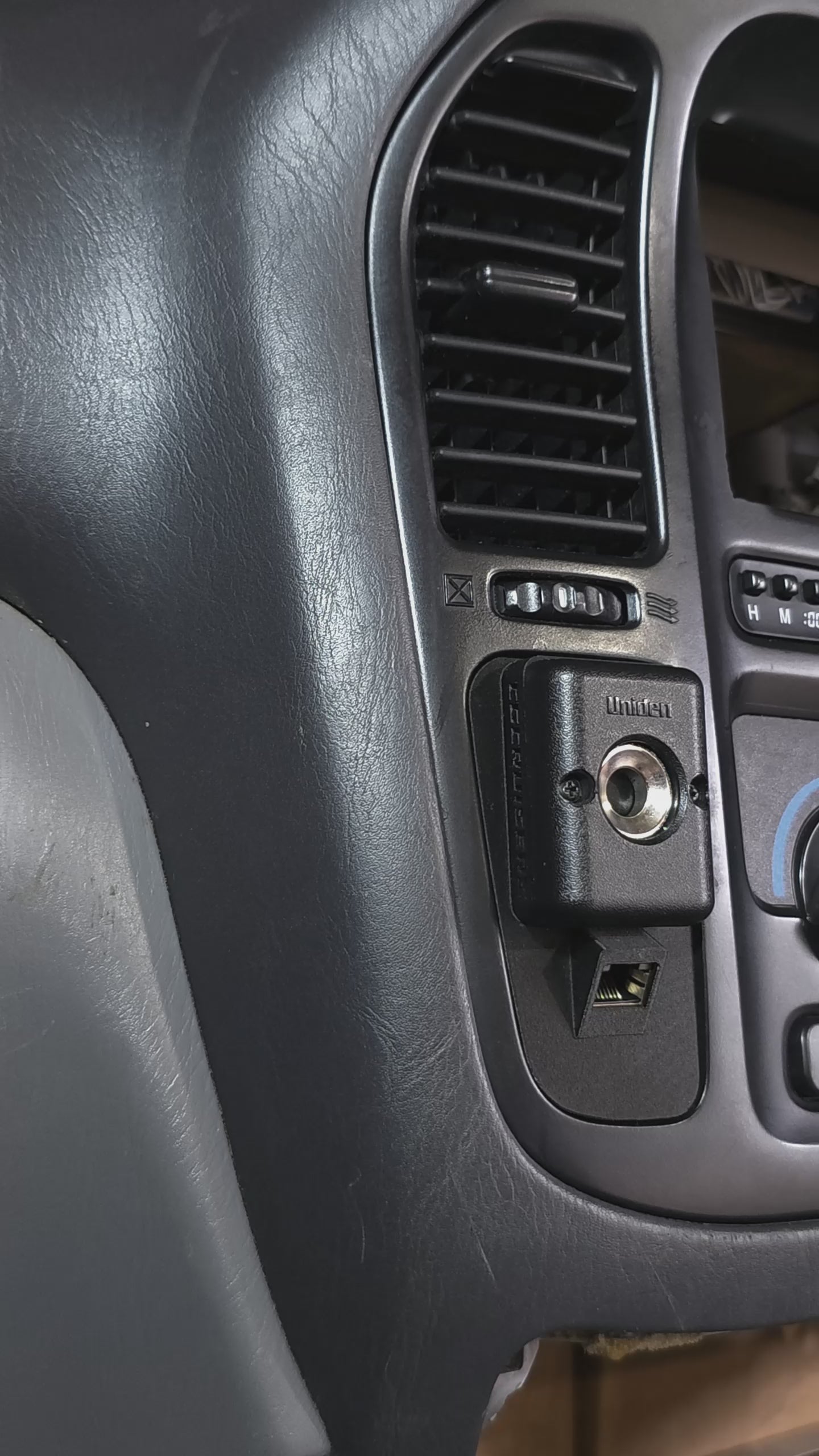 UHF Handheld and Pass through mount Suits 1998-2002 100 & 105 Series Landcruiser and GME MB207 Uniden MMH UHF Magnetic Microphone Mount.